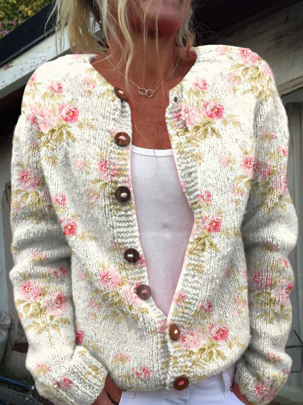 Kerensa | Cardigan in chunky knit with tortoiseshell buttons and pink flowers
